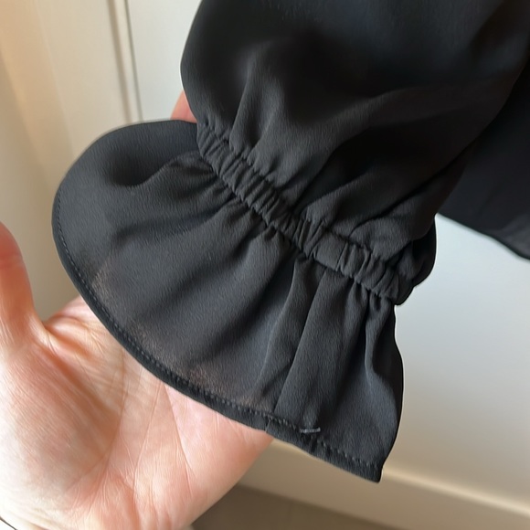 Tahari XL petite buttoned blouse with ruffled cuffs and v-neck cut - Picture 6 of 6